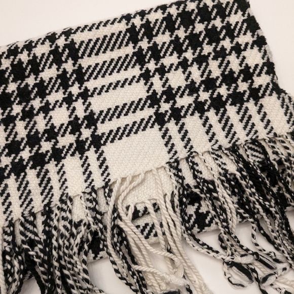 Banana Republic scarf - Picture 2 of 8